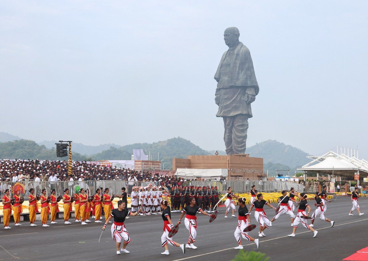 கெவாடியாவில் நடந்த ஒரு குறிப்பிடத்தக்க ஏக்தா (ஒற்றுமை) அணிவகுப்பில் நான் கலந்து கொண்டேன்! சர்தார் படேலின் 150வது ஜெயந்தி அன்று நடைபெற்ற இந்த அணிவகுப்பு, இந்தியாவின் வளமான கலாச்சார பன்முகத்தன்மையை வெளிப்படுத்தியது.