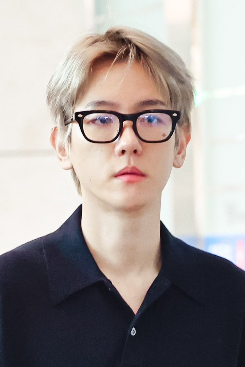 lightqorgus's tweet photo. baekhyun's airport look today is one my fave! his all black outfit, the glasses, and his silver hair... SO HANDSOME https://t.co/NKmPzZBxLz