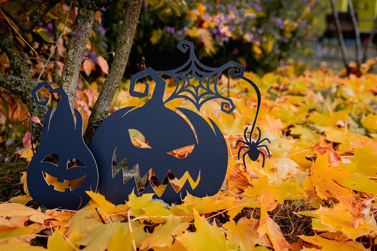 ZundCutter's tweet image. Halloween 🎃 Our pumpkins, cut from chalkboard material. However, they demonstrate the impressive precision of our Zünd cutters, which can cut even the finest and most delicate materials. 

#zundcutter #teamzund #sampleofthemonth #material #chalkboard