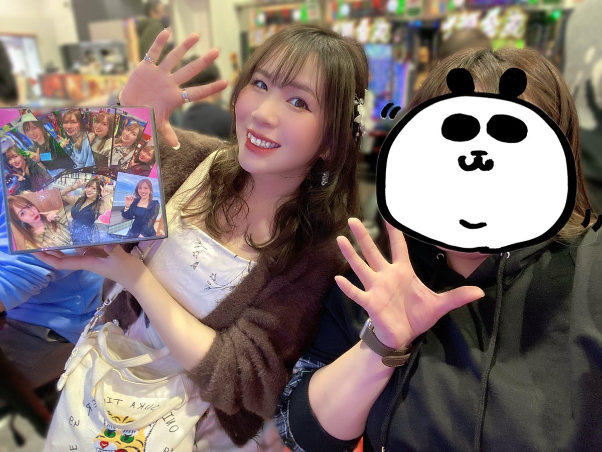 uni_chan1014's tweet photo. #でちゃう25周年 #でちゃうの思い出
#でちゃう関東 #櫻井れなとの思い出
#れなぱんだとの思い出 #ぱんだ物語 #卒業
ぱん旅4日目🐼💖in千葉県 FINAL🐼🎓🌸
抽選は555番で並び打ちは絶望と思い5つ前のめっこちゃん追いかけてたらスロットコーナーから出てきたぱんちゃんが…😭‼️‼️‼️
まさかのe番長で並び打ち出来たし何ならめっこちゃんとぱんちゃんに挟まれての超絶ハーレム状態で幸せの極み😻💕

2度目の当たりでLT入れるも3000×2で終わり😿
その後持玉6000発全て飲まれ追加投資するもLTは入れれず敗北😿
だがしかし、卒業と言う日に並び打ちが出来た時点で収支なんてどーでも(๑˃̵ᴗ˂̵)و ﾖｼ!!
総投資▶12k   回収▶大切な想い出と沢山の幸せ🐼💖

前日に爆泣きしたお陰で涙耐えてたのに対応の時にいきなり抱き締めるのは確実に泣かしにきてるよなぁ〜😃⁉️
(まじ幸せ過ぎて時間よ止まれっ!!て思いました←)

✼••┈┈••✼••┈┈••✼••┈┈••✼••┈┈••✼

関東へ遠征した時、いつも優しく暖かく迎え入れてくれて楽しませてくれたフォロワーの皆様
本当にありがとうございました🙇‍♀️❣

そしてぱんちゃん🐼💖
貴方に出逢えたことは私にとって一生の宝物です😌💎✨
これからどんな道を歩もうと貴方ことを全力で応援していきます😼❤‍🔥
今まで本当にありがとう(∩´∀`∩)💕
そしてお疲れさまでしたぁーᐠ( ᐛ )ᐟ🍺🍺🍺✨

僕の大好きちゃん またね(ᵔᴥᵔ)❣