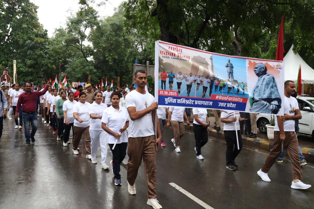 prayagraj_pol's tweet image. ‘लौह पुरुष’ सरदार वल्लभ भाई पटेल जी की 150वीं जयंती के अवसर पर पुलिस आयुक्त प्रयागराज श्री जोगेन्द्र कुमार व मण्डलायुक्त प्रयागराज श्रीमती सौम्या अग्रवाल द्वारा आज दिनांक 31.10.2025 को प्रातः 08.30 बजे सिविल लाइन्स स्थित धरना स्थल से सुभाष चौराहा तक “एकता के लिए दौड़” (Run for…
