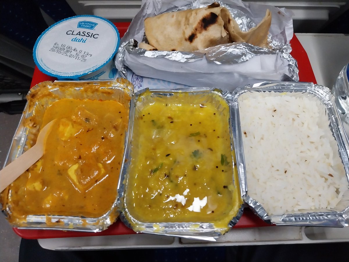 वंदे भारत गाड़ी न0 22425 में जो खाना मिला उसका स्तर इतना घटिया किस्म का था कि बताया नहीं जा सकता खाने के लिये 308 रुपये चार्ज लिया गया जबकि खाना 2 रुपये का नहीं था। 
PNR: 2506246549 पर दिल्ली जा रहे व्यक्ति की तबीयत भी बिगड़ गई ख़राब बासी भोजन के कारण, <a href="/PMOIndia/">PMO India</a> <a href="/RailMinIndia/">Ministry of Railways</a>