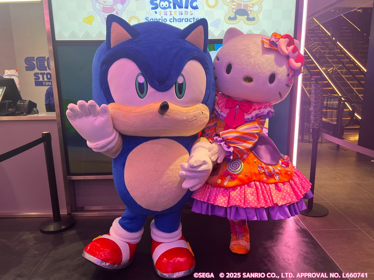 「SONIC &amp; FRIENDS × #サンリオキャラクターズ 」コラボグッズの先行販売を記念して、ソニックとハローキティがSEGA STORE TOKYOに遊びにきてくれたよ💙
店内はカワイイでいっぱい🎀
#ソニフレ