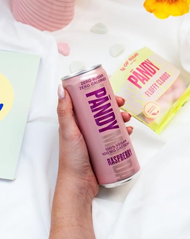 InfoHeritagejp's tweet image. グミは、砂糖１袋あたり1 g、カロリー85 kcal以下。
エナジードリンクは、砂糖ゼロ・カロリーゼロ

Pandyのグミとドリンクで、
&quot;罪悪感ゼロ&quot; のリフレッシュタイムを！

heritagejapan.com/item/pandy/

#PANDY #パンディ #グミ #エナジードリンク #スウェーデン