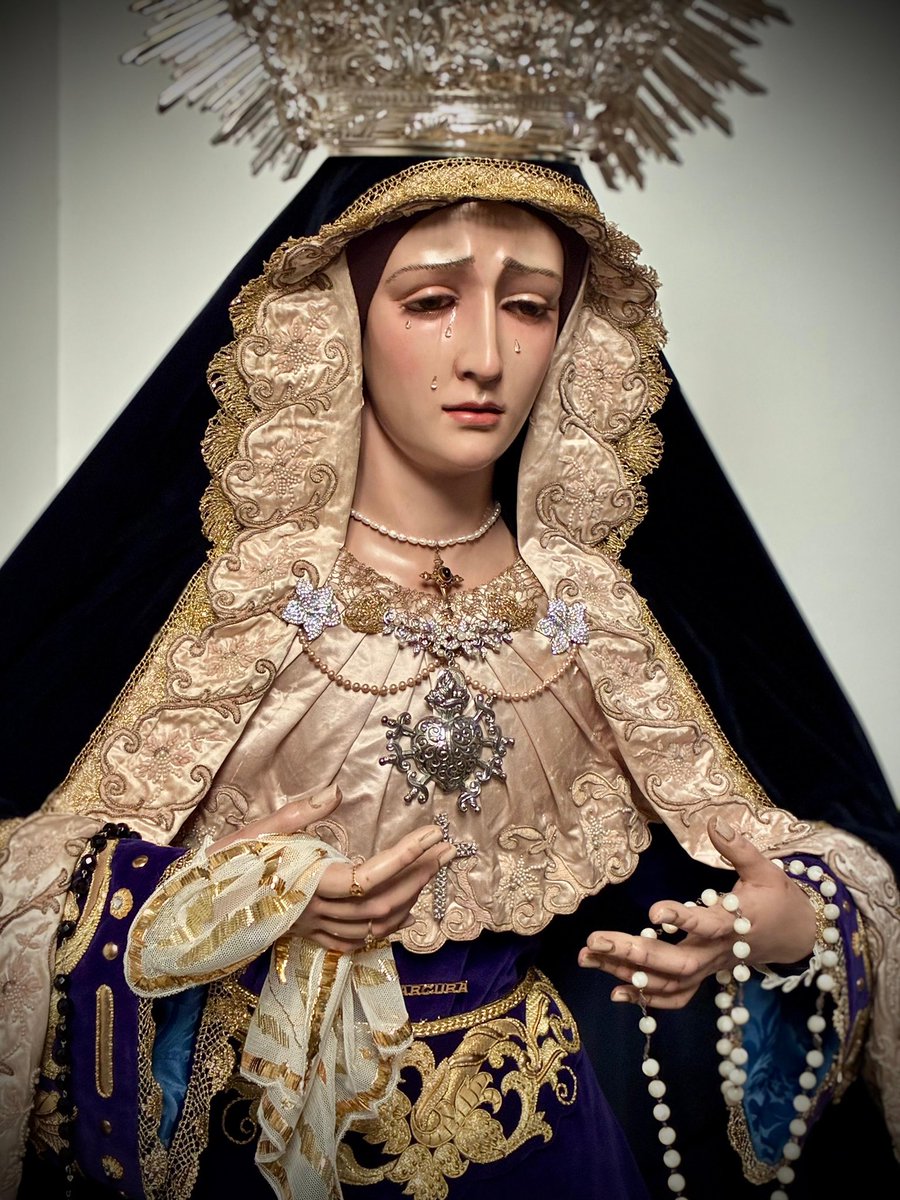 Nuestra Madre, María Santísima de la Amargura, ya se encuentra ataviada de luto, abrazando el silencio y la memoria en este mes de los difuntos.

Vestidor: Álvaro Abril Vela 

#buenamuerteyamarguraberja