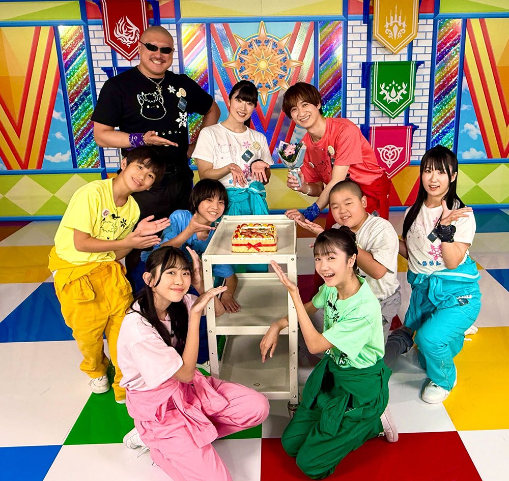 cfvanguard_PR's tweet image. 📺ENJOY!!!!ヴァンガろうTV🎵
/
オフショット公開📷
\
ジョイヴァン期間撮影中に誕生日を迎えたとっしーとさくちゃん🎉
ヴァンガろうキッズとマッフィーと
みんなでお祝い🎂
▼これまでの放送はYouTubeでも公開中!
youtube.com/playlist?list=…
#ヴァンガード #ジョイヴァン