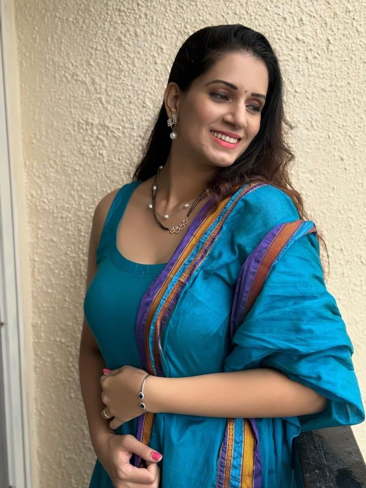 UrbanKingX89's tweet photo. तेरे साथ वक्त जैसे रुक जाता है,
हर दर्द जैसे मुस्कुरा जाता है,
तू छू ले तो रूह महक जाती है,
तू न हो तो दिल रो जाता है।
#IntenseLove #RomanticFeel #TrueBond https://t.co/8fpJa5vkX6