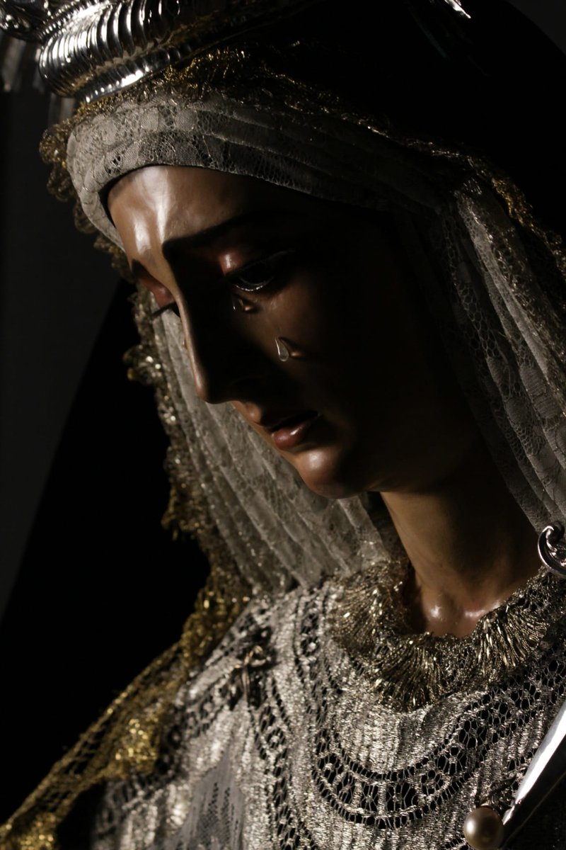 🔴 #ACTUALIDAD | Así amanece María Santísima del Buen Fin ataviada de luto en conmemoración de los fieles difuntos.
#LanzadaSevilla 

📸: <a href="/juan_rg80/">Juan Rodríguez Fotografía</a>