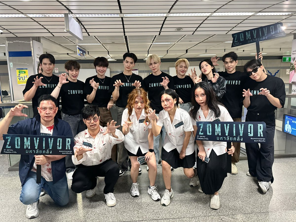 zomvivorseries's tweet photo. ทีมนักแสดงจากซีรีส์ “Zomvivor Series มหา’ลัยคลั่ง” บุกเมืองหลวง! เพื่อไปค้นหาเหล่าซอมบี้ 🧟‍♂️

มีใครเจอเหล่าซอมบี้สุดหล่อ เอ้ย! เหล่าผู้ล่าตัวจริงกันบ้าง 👁️ 

สามารถรับชมได้แล้ววันนี้ ทาง Netflix เท่านั้น!

ZOMVIVOR NOW
#ZomvivorOnNetflix
#zomvivorseries #มหาลัยคลั่ง
#NetflixTH #Mandeework