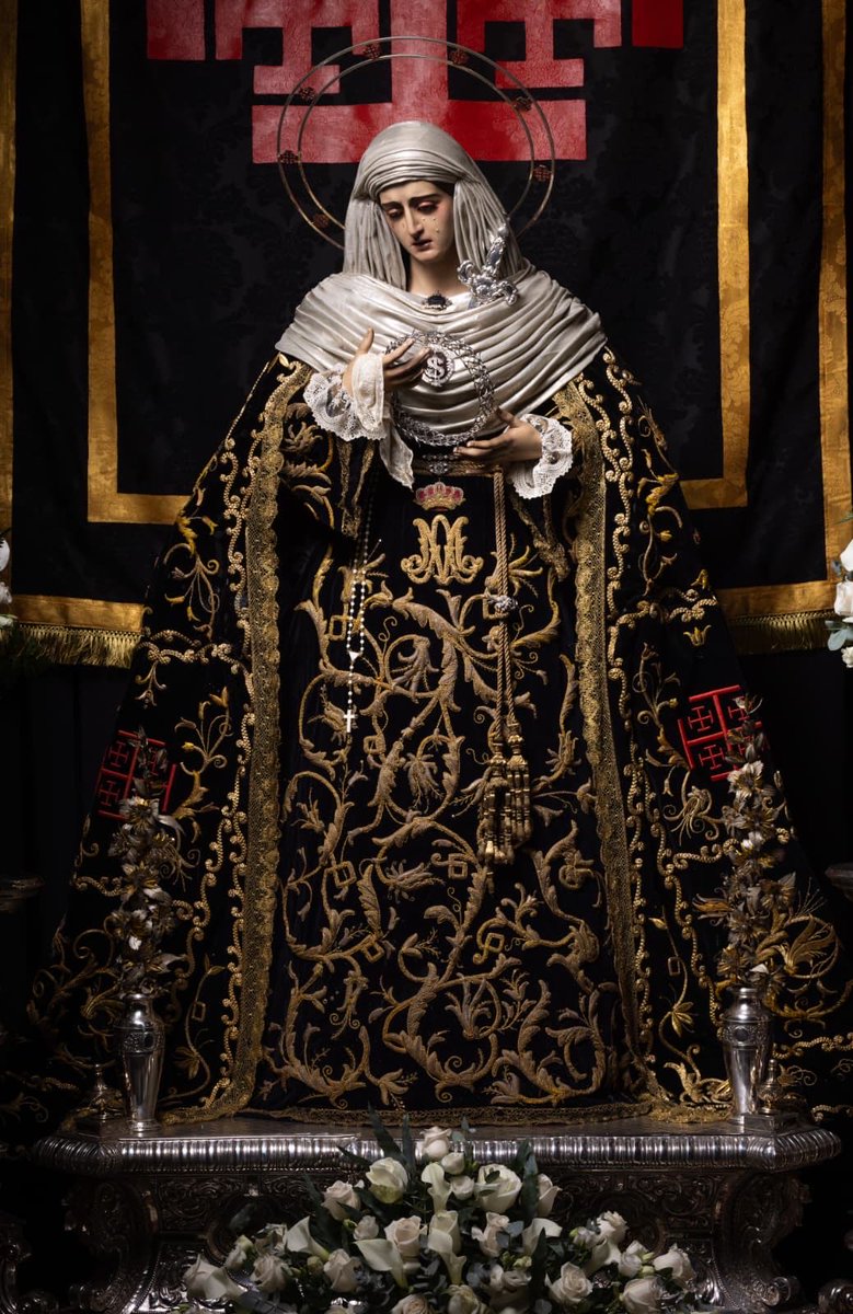 ✝️ | Nuestra Señora de la Soledad luce vestida de manera especial por Fran Navarro con motivo de la conmemoración de los fieles difuntos en este mes de noviembre, coincidiendo con el devoto besapié a Nuestro Padre Jesús del Santo Sepulcro.

📸 <a href="/LMFotosCofrades/">LMFotosCofrades</a> 

 #CofradíasMLG