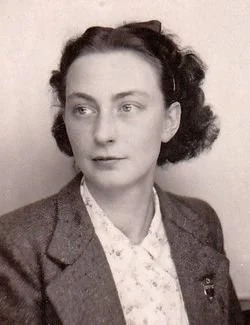 She crossed Nazi-occupied Europe on foot during WW2, smuggling Allied soldiers over the Pyrenees.

She outwitted the Gestapo—aged just 25.

This is the story of the heroine who co-founded a WW2 secret escape line:
(🧵)