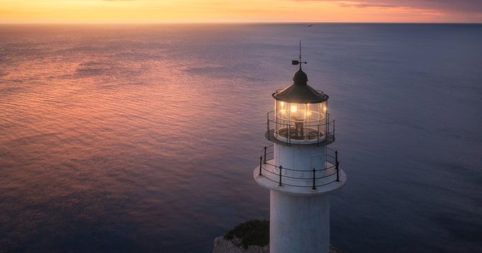 今月の文学潮流は、朝井リョウ『イン・ザ・メガチャーチ』。朝井さんによる推し活の分析精度に震えました！