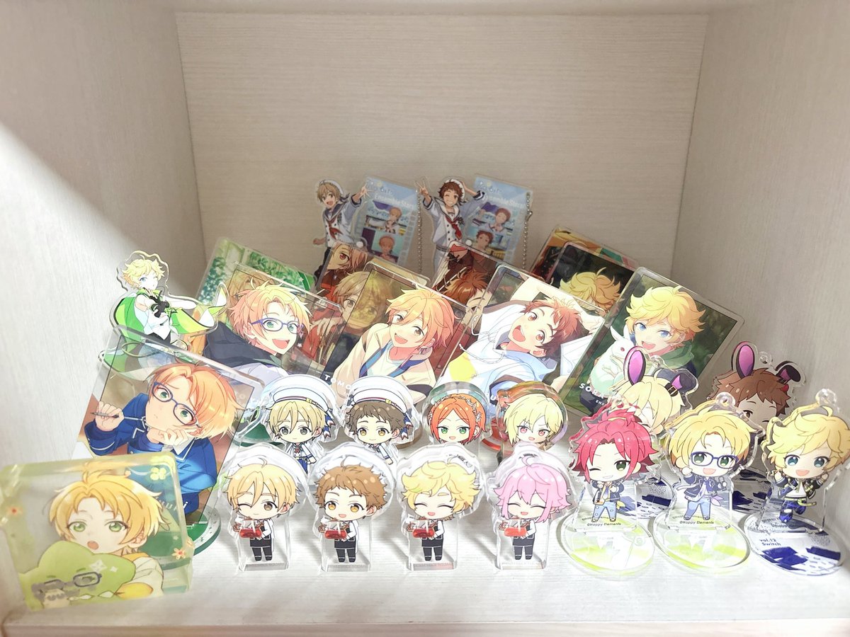 感謝祭アクスタ推し揃いつつあるし棚賑やかになってきていい感じ(ᐢᴖ ·̫ ᴖᐢ)