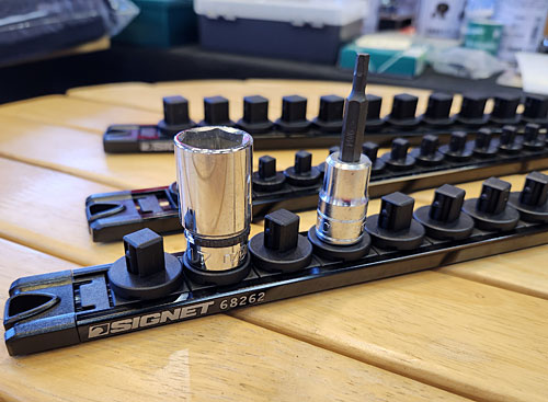 SIGNETのスピンロックマグネットソケットレールを紹介。
欠品気味だった本体全てが再入荷しました。
少し長めの設定ですので工具箱に据え置き使用でも便利です。

abit-tools.com/25-10-31-1/