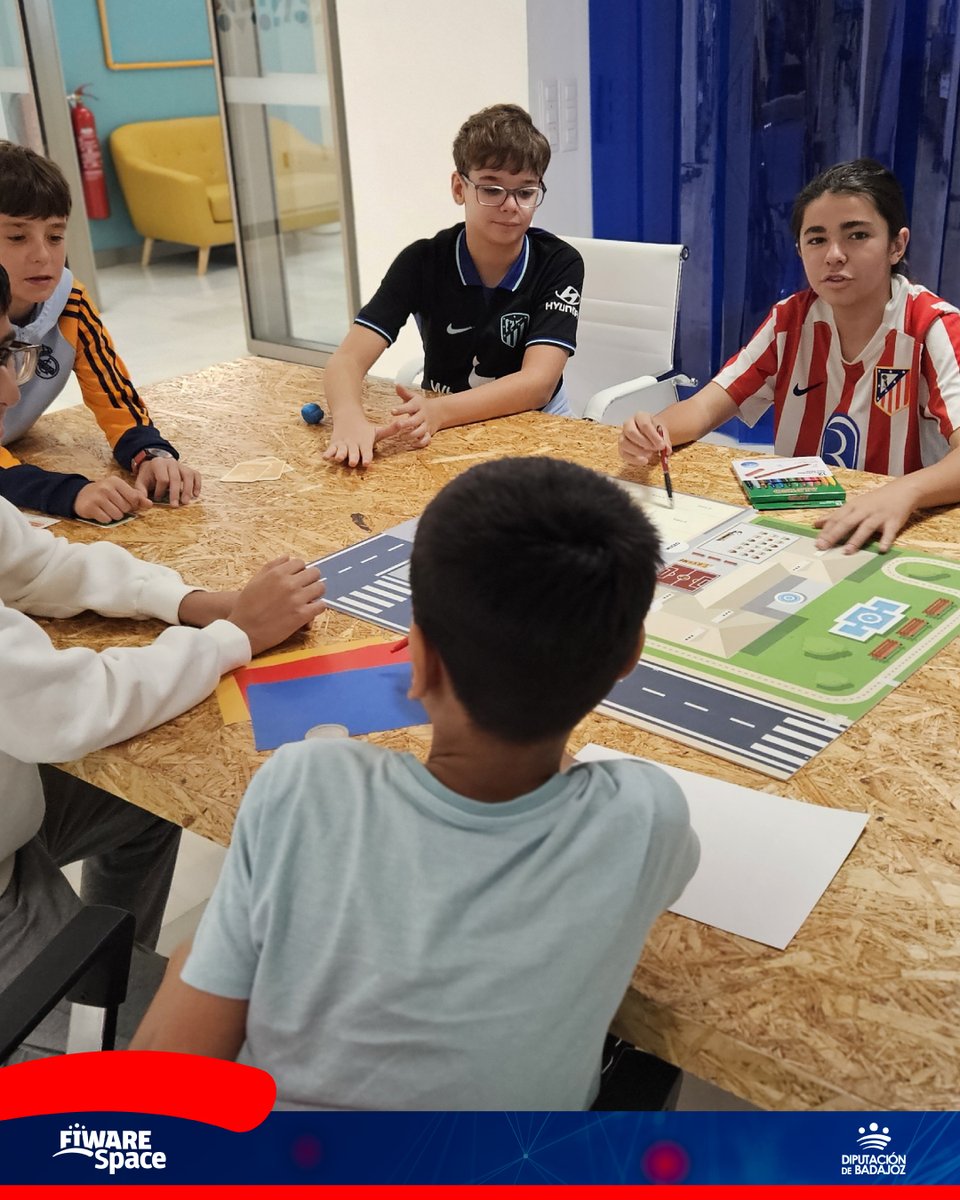 🚀 ¡Estrenamos el curso con un nuevo #HackathonPuebloConectado!

Estudiantes de 1º de ESO 💡 diseñaron y construyeron soluciones creativas a retos urbanos como el tráfico o el ruido.

👉 fiware.space/nuevo-hackatho…

#SmartCities #DivulgaciónDigital #Badajoz #Cáceres #Educación