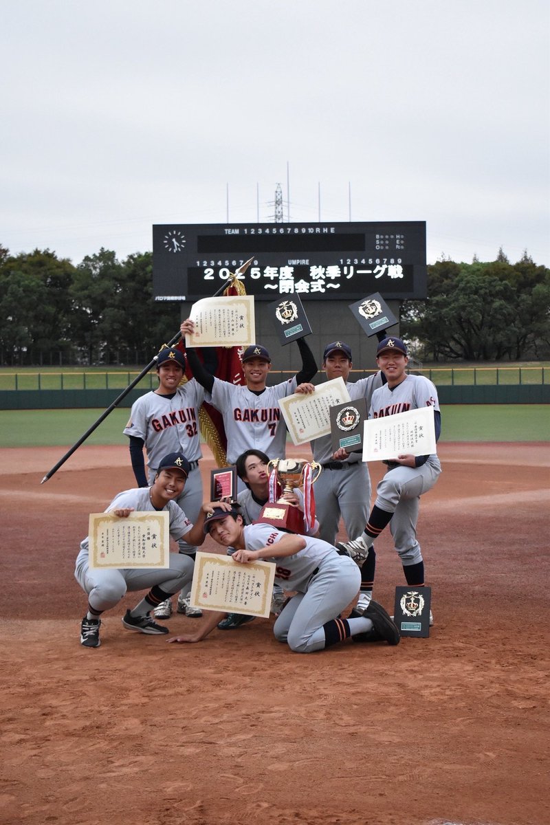 ki_gtf's tweet photo. 10年ぶりリーグ優勝しました。

日曜から王座決定戦があります。
普段打席に立たないピッチャー陣が打席に立ちます。河野くんと岡村くんの凄まじい快音を聞きたい方、ぜひ球場まで。 https://t.co/hzLlX2brFA