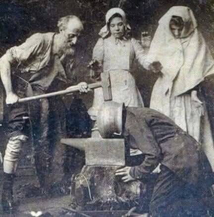 BurimKiseri's tweet photo. Mënyrë shërimi e dhimbjes së kokës rreth vitit 1895.
(Sot e kësaj dite, në vendin tim të dashur, ende përdoret për të shuar kokat e ndritura.) https://t.co/XqzPj81ins