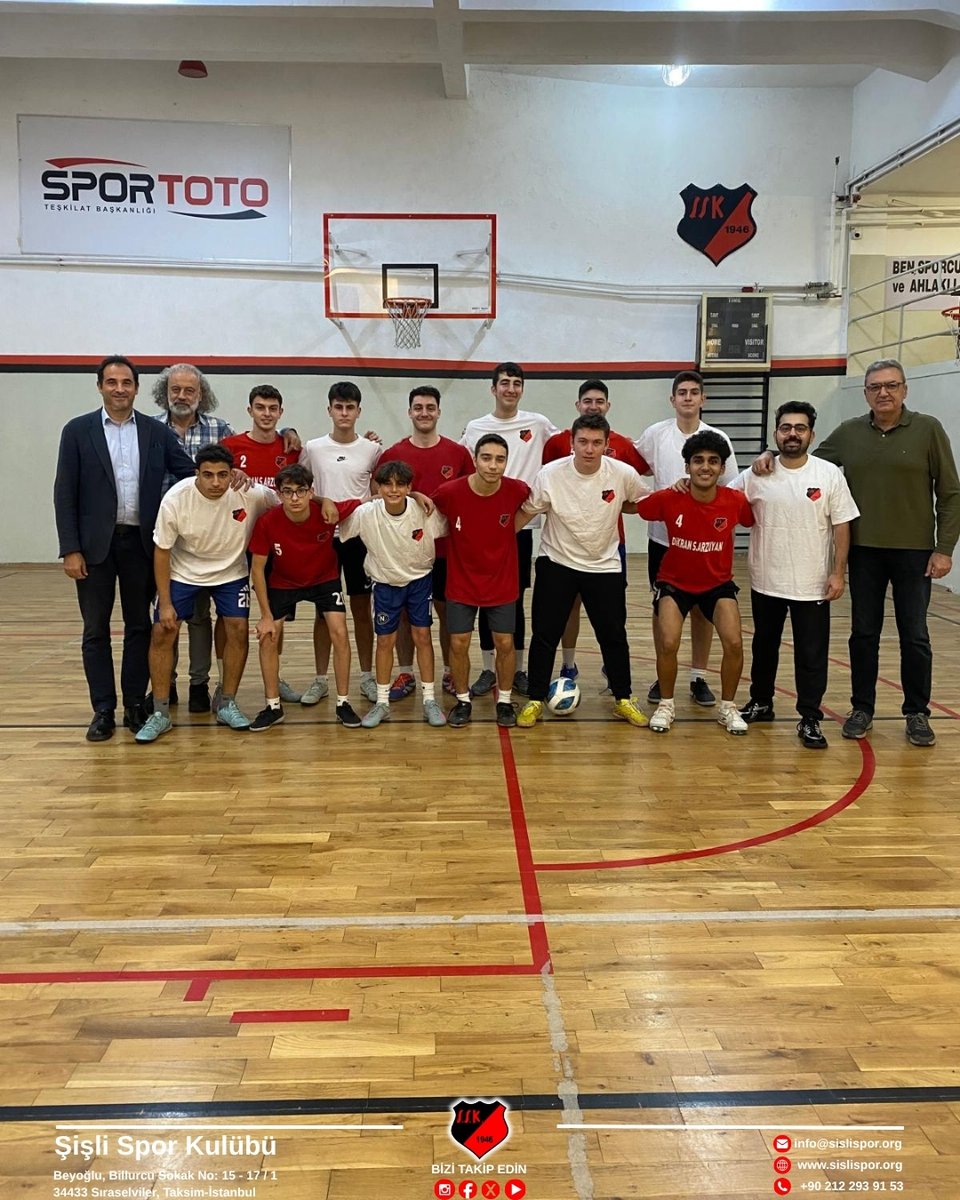 sislisporkulubu's tweet image. Başkanımız ve yöneticilerimiz, 3 yıldır kendi altyapımızda yetiştirdiğimiz futsal genç sporcularımızı antrenmanda ziyaret ederek çalışmaları yakından takip etti ve antrenörlerimizden bilgi aldı.
#şişlisporkulübü #şişlihaber #futsaltakımı #Futsal #Altyapı #Gençlik #Spor #TakımRuhu