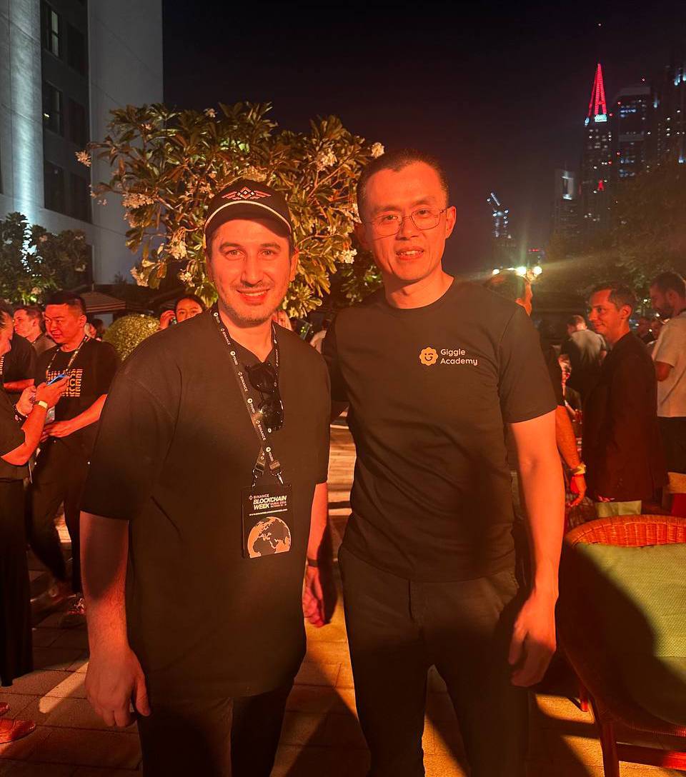 CZ'nin Affı: Kripto Savaşının Sonu mu, Yoksa Yeni Bir Başlangıç mı?

23 Ekim 2025; Trump, <a href="/cz_binance/">CZ 🔶 BNB</a> 'yi affetti.
Basit bir haber gibi görünüyor ama değil.
Bu, kripto dünyasında bir dönüm noktası.
Çünkü bu sadece bir kişinin affı değil; bir savaşın sonu.

Biden dönemini