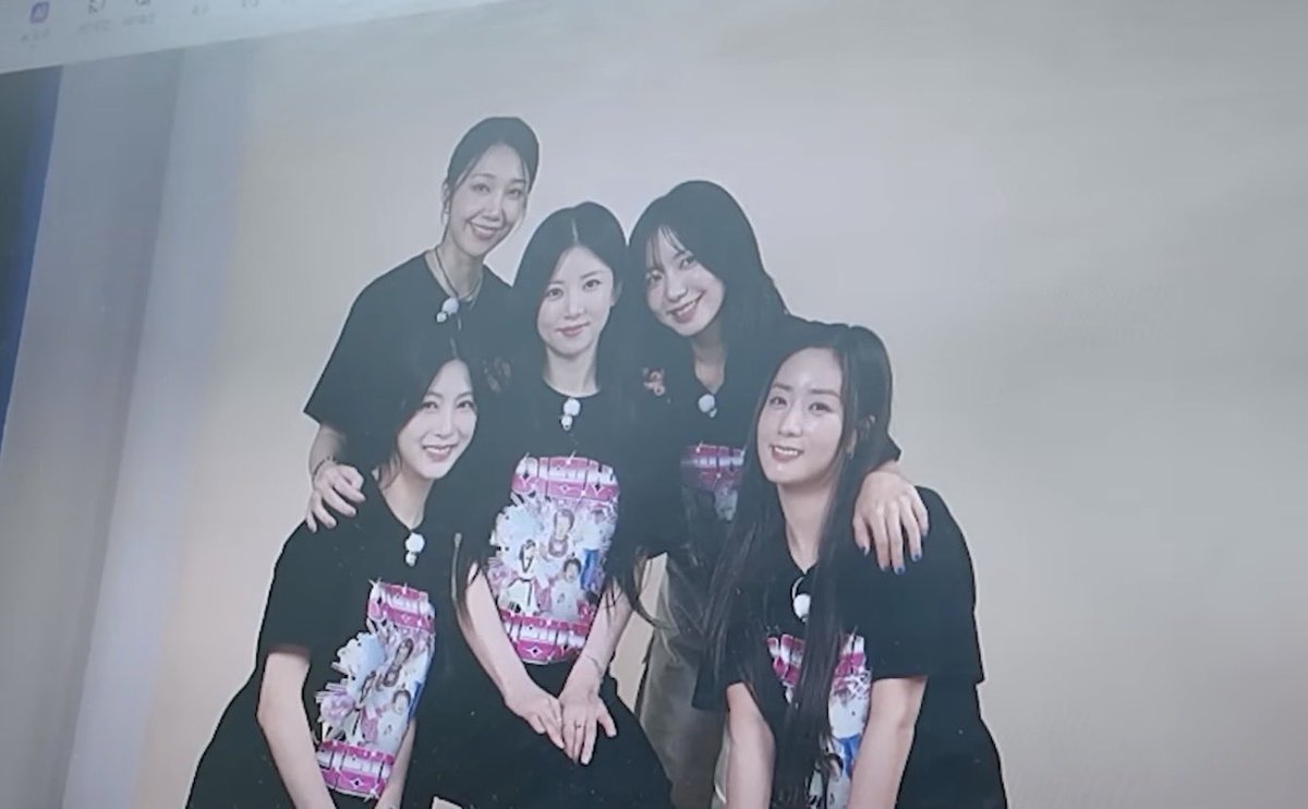 look at this fam, taking so many family photo together 🥹 #apink