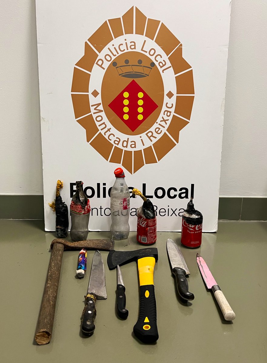 Un home ha intentat assassinar la seva exparella amb ganivets, destrals i artefactes explosius.

En sentir crits, els veïns ajuden la víctima i aquesta fuig. L’home fereix una veïna, intenta calar foc a dos replans i al pis.

Forcem la porta i el detenim #PoliciaLocal #Montcada