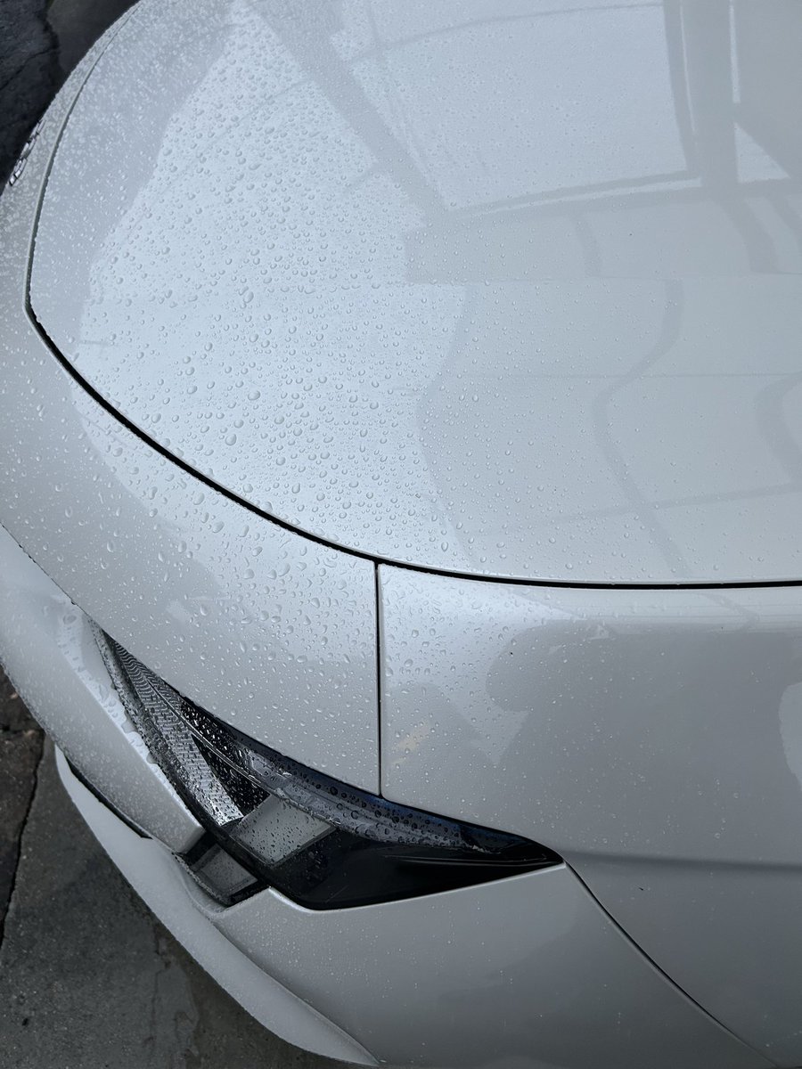 ガレージ屋根の下
うちの🦁508くんは鼻先に少し雨☔がかかっております👀😅🇫🇷🚗💦

あんまり　このアングルじゃ写真撮らないから　この車は何？になるなぁ😏
丸っこい