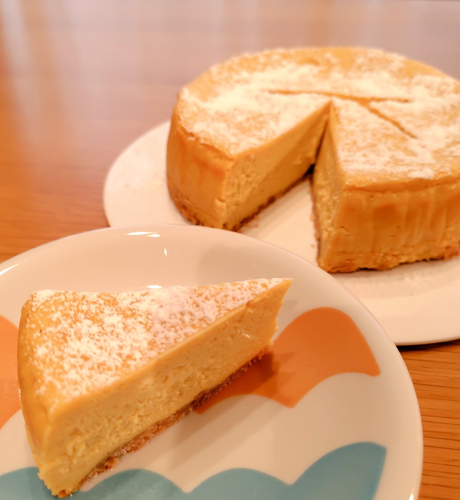 80yy90yy's tweet photo. ハッピーハロウィン🎃
かぼちゃのチーズケーキ作りました。シナモンたっぷり入れたかったけど、娘が嫌がるので少しだけ。夜ご飯はかぼちゃコロッケです！ https://t.co/bShBJF5q9P