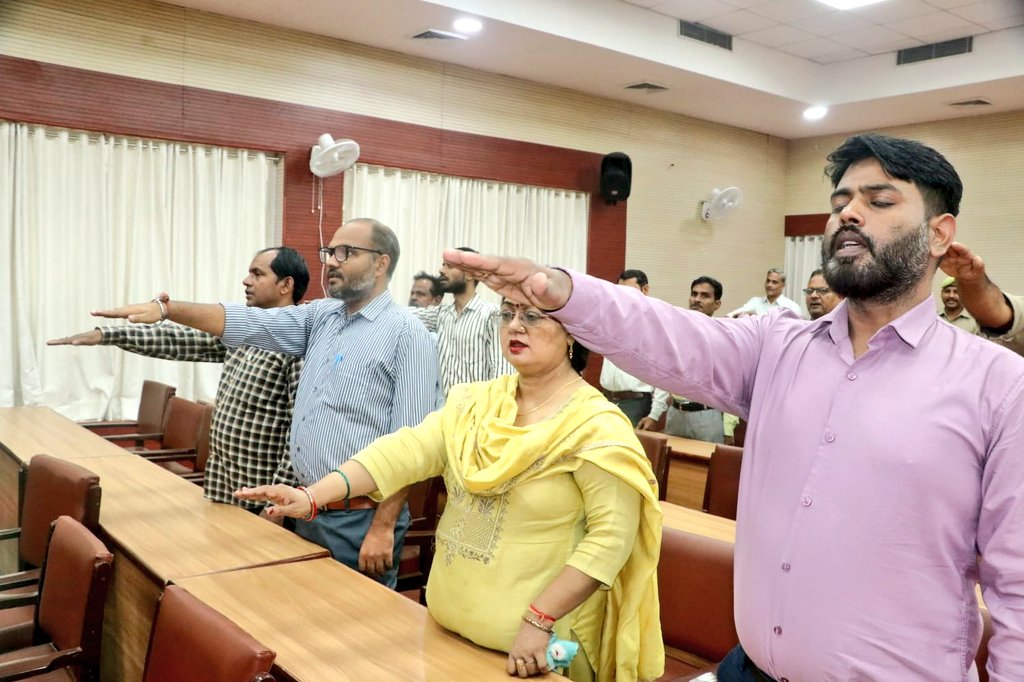 #लौहपुरुष सरदार वल्लभभाई पटेल जी की 150वीं जयंती ‘राष्ट्रीय एकता दिवस’ के अवसर पर आयुक्त सभागार में मौजूद अधिकारियों व कर्मचारियों को राष्ट्रीय एकता और अखण्डता की शपथ दिलाई.

#NationalUnityDay
