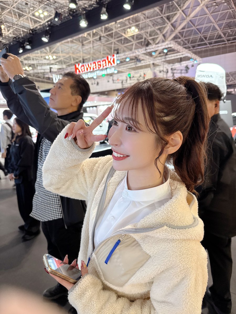 FLEX SHOW AIKAWA Racing with TOYOTIRESにてFLEXGIRLをつとめてくれています「相沢明日加」発見！
いすゞ/UDブースにて車両モデルとして頑張ってました。
長丁場ですがお互い頑張りましょう。

#JapanMoblityShow #東京ビッグサイト　#相沢明日加