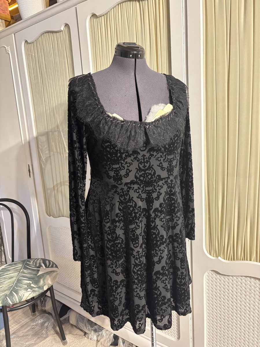 У меня классическое косплеерское версия «Хэллоуин».
Нечего надеть+невероятно лень.
Кря :)
Типа можно за час платье дошить. 
Лень.