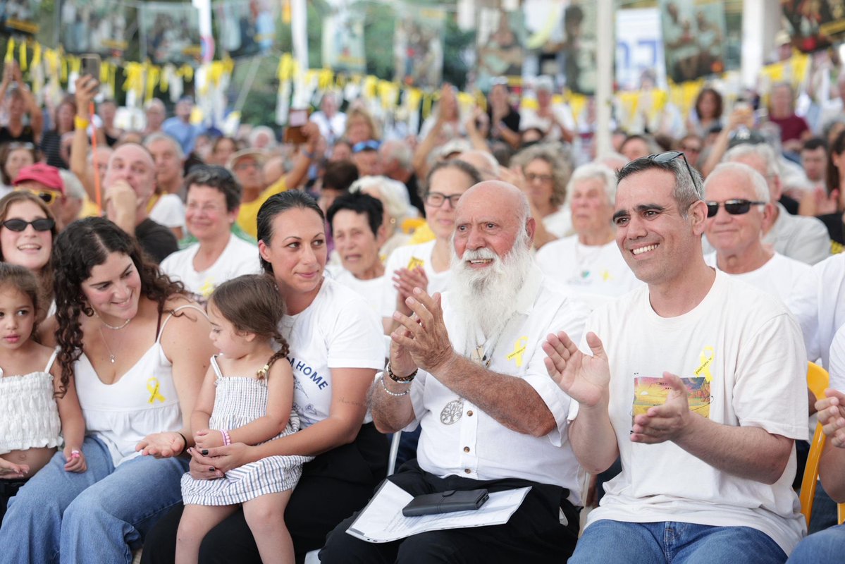 The Nahal Oz community, captivity survivor Omri Miran and his family, and a large crowd, are now welcoming Shabbat at Hostages Square, with a joint and determined call to bring all 11 hostages back home. 

Until the last hostage 🎗️ 

Photo credit: Alon Gilboa, Lior Rotstein