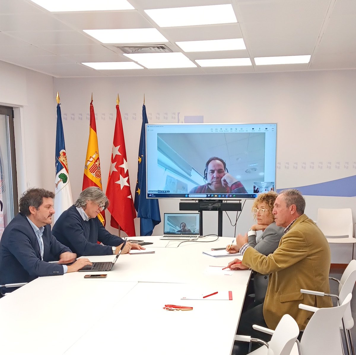 PSOE_LasRozas's tweet image. Nos reunimos con @HoracioDiez diputado del @psoe_m en el @gpsAsamblea para hablar de asuntos cruciales para los vecinos y vecinas de #LasRozas:

⭕️ Presa del Gasco
⭕️ Canal de Isabel II
⭕️ Educación