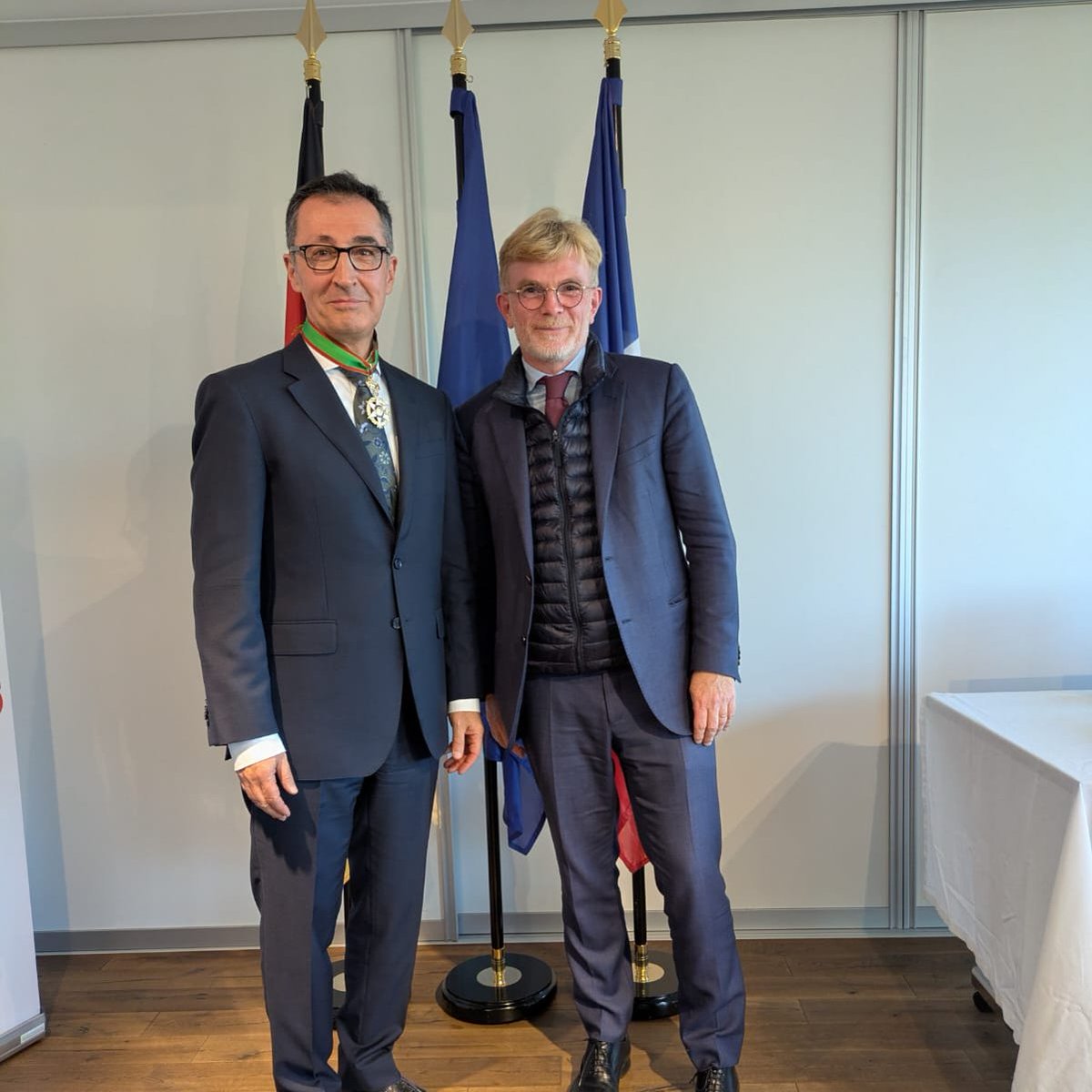 MFesneau's tweet image. À Stuttgart. Honneur et réel plaisir de remettre les insignes de Commandeur du Mérite agricole à mon ancien homologue et ami @cem_oezdemir, ex-ministre fédéral de l’Agriculture.

Des Conseils agricoles aux réunions de crises, nous avons su avancer ensemble. Vive l'amitié 🇫🇷/🇩🇪 !…