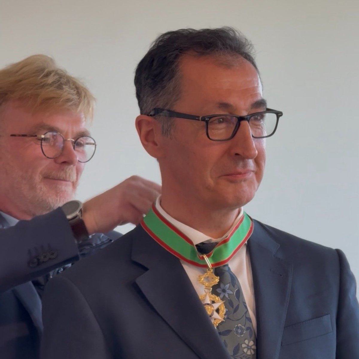 MFesneau's tweet image. À Stuttgart. Honneur et réel plaisir de remettre les insignes de Commandeur du Mérite agricole à mon ancien homologue et ami @cem_oezdemir, ex-ministre fédéral de l’Agriculture.

Des Conseils agricoles aux réunions de crises, nous avons su avancer ensemble. Vive l'amitié 🇫🇷/🇩🇪 !…