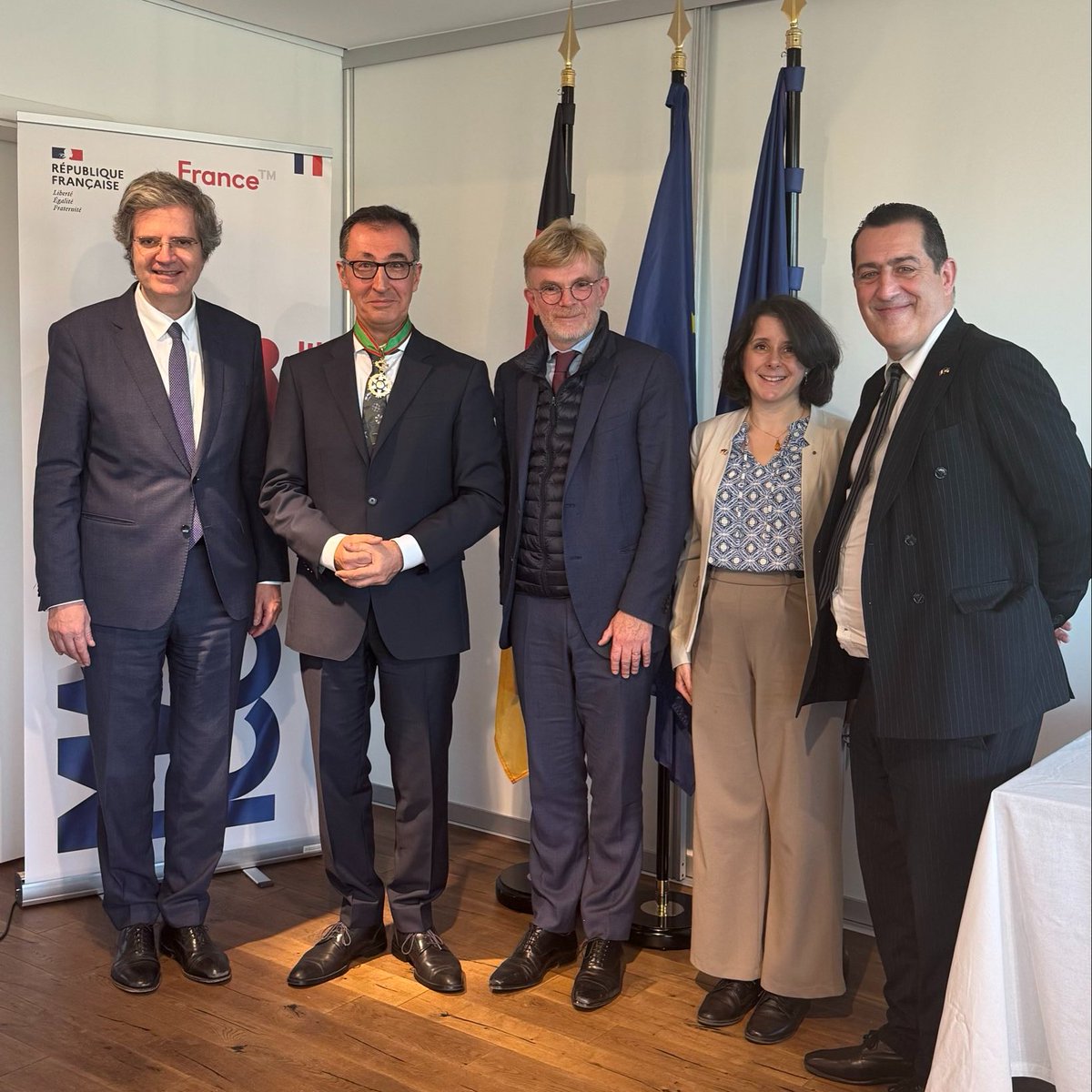 MFesneau's tweet image. À Stuttgart. Honneur et réel plaisir de remettre les insignes de Commandeur du Mérite agricole à mon ancien homologue et ami @cem_oezdemir, ex-ministre fédéral de l’Agriculture.

Des Conseils agricoles aux réunions de crises, nous avons su avancer ensemble. Vive l'amitié 🇫🇷/🇩🇪 !…