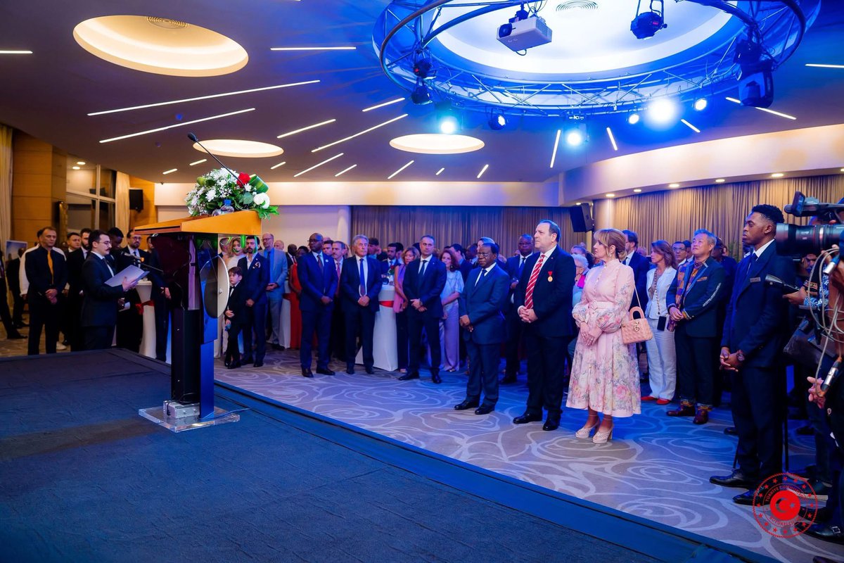 Le 29 |10| 2025, en compagnie de ma collègue Esther, nous avons eu l’honneur de représenter le <a href="/Fericofficiel/">FERIC</a> à l’invitation de SEM. #MuratÜlkü Ambassadeur de la République de Türkiye en RDC, dans le cadre de la célébration du 102ᵉ anniversaire de la Fondation de la Türkiye.
