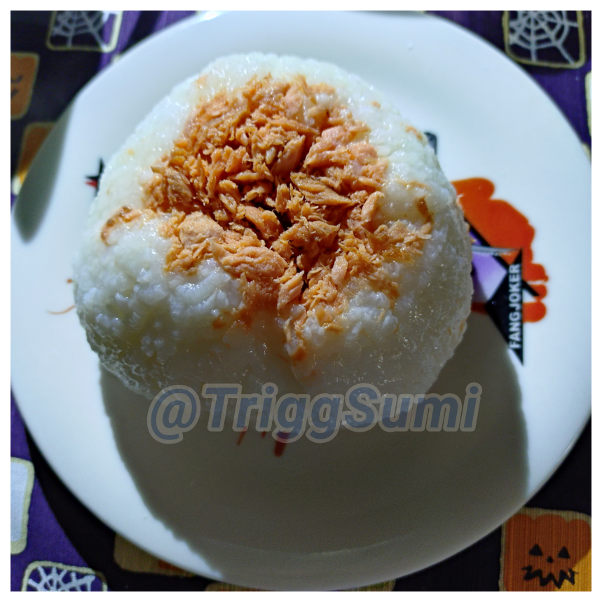 TriggSumi's tweet photo. @TriggSumi 
(今年もいっぺん位は投稿しておこう…鮭フレークおにぎり🐟️🍙)
#OnigiriAction 
#Onig https://t.co/0a91LosGhq