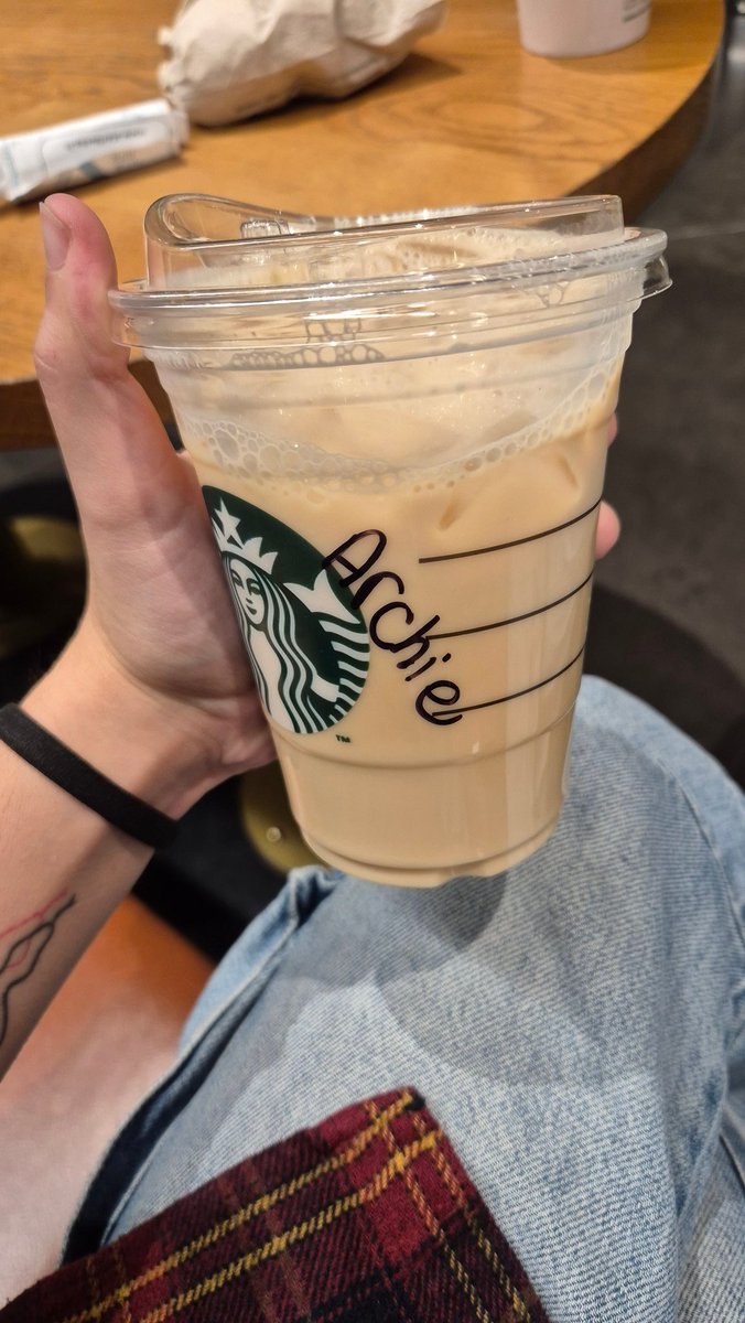 (Starbucks'ta sıradan bir gün) pardon okuma yazma özürlüsü ve kısmen sağır they/them'iniz içeceğimi hazırlayabilir mi