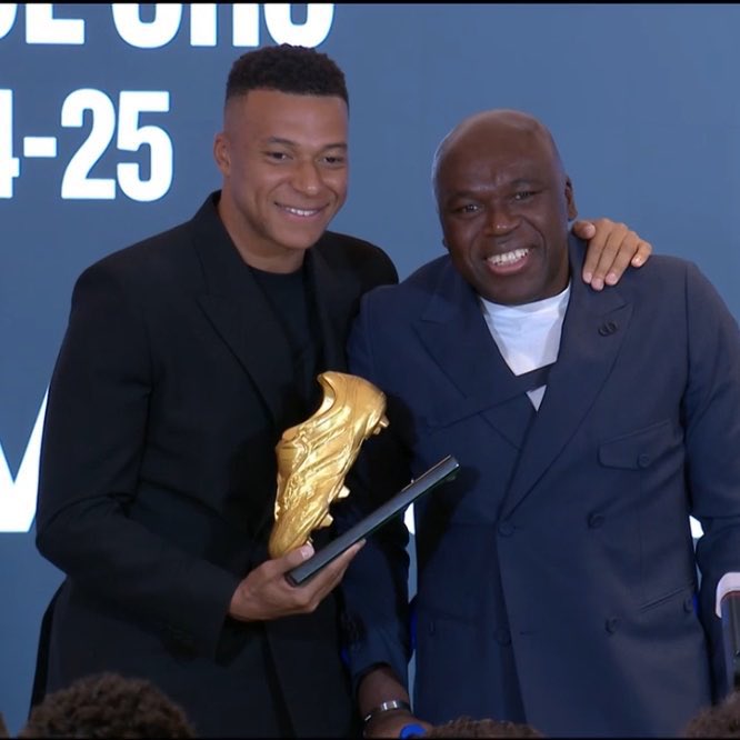 ActuFoot_'s tweet image. 🚨 Kylian Mbappé 🇫🇷 pose avec son père et son Soulier d’Or. 🌕🤩
𝗟𝗮 𝗳𝗶𝗲𝗿𝘁𝗲́… ✨