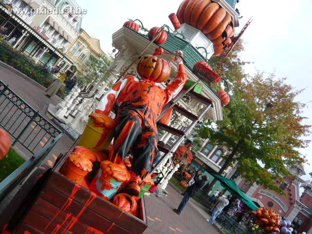 PixiedustDLP's tweet image. Halloween 2009: the time when the Pumpkin Men were king in Disneyland Park, and the orange “paint” took over the park. #disneylandparis #disneyparks #disneyhalloween