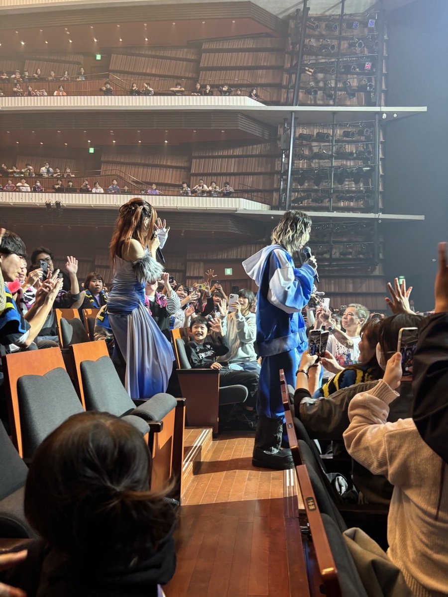 ricohappa's tweet photo. どう伝えれば良いのか、、とにかく最高すぎた🎙️真横通るし、えなっちは末っ子に🫰とかバイバイ👋とかめちゃくちゃしてくれるし俺がありがとうってお辞儀したらお辞儀してくれるしホールの良さ最高に満喫できた！
#YOASOBI_WANDARA https://t.co/thHYZM8uwT