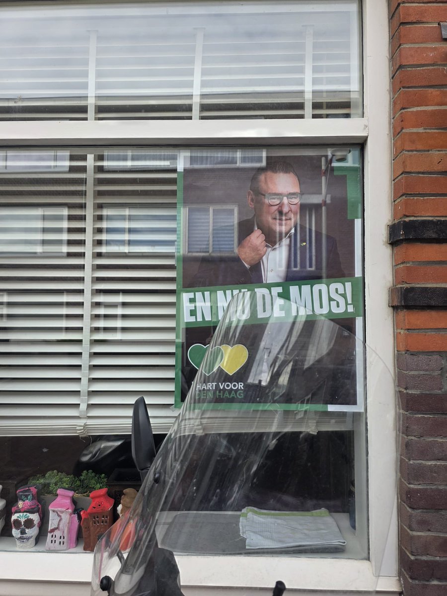 Ook hier hangt De Mos achter het raam. #EnNuDeMos #gemeenteraadsverkiezingen2026 hartvoordenhaag.nl/en-nu-de-mos-h…