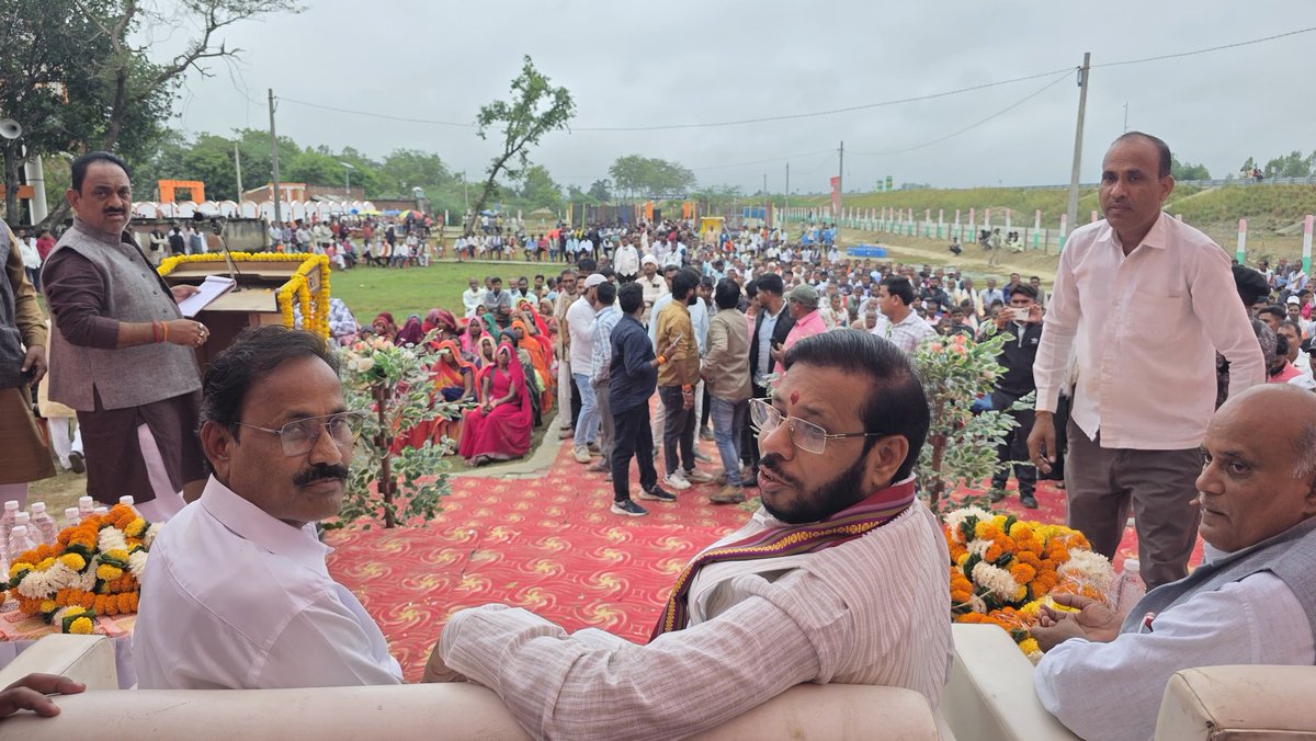 Manojpandeyweb's tweet image. भारत के शिल्पकार लौह पुरुष भारत रत्न सरदार वल्लभभाई पटेल जी की 185वी जयंती पर पटेल पार्क कमालपुर,रोहनिया में मुख्य अतिथि रूप में शामिल हुआ