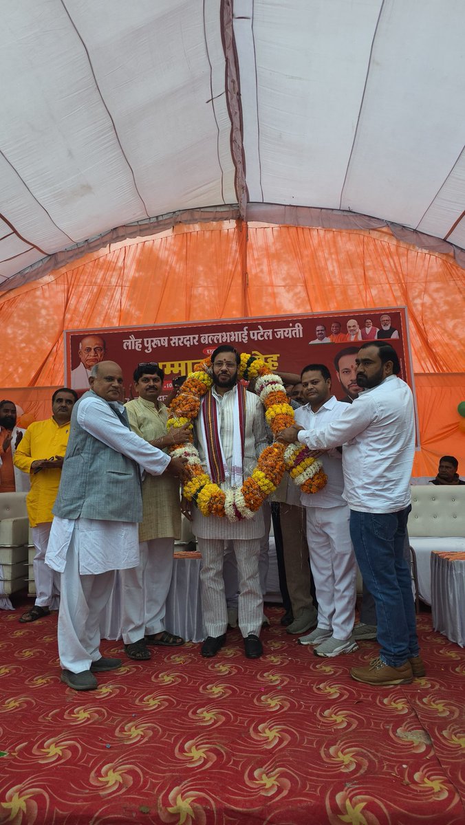 Manojpandeyweb's tweet image. भारत के शिल्पकार लौह पुरुष भारत रत्न सरदार वल्लभभाई पटेल जी की 185वी जयंती पर पटेल पार्क कमालपुर,रोहनिया में मुख्य अतिथि रूप में शामिल हुआ