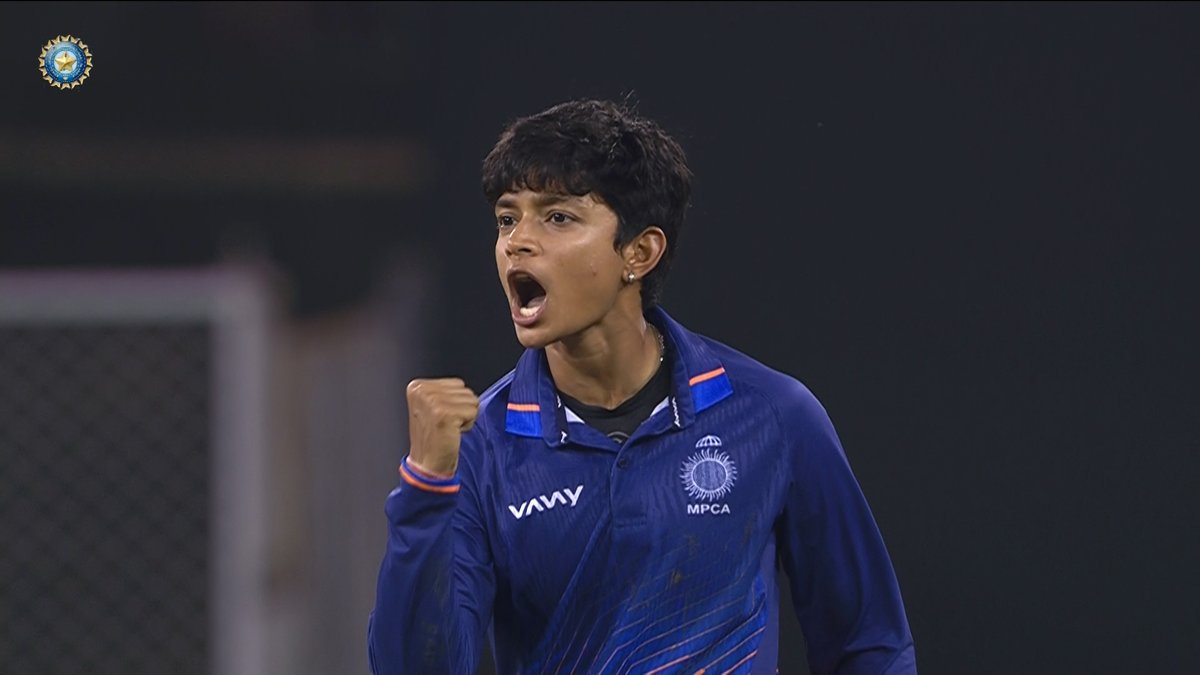 BCCIdomestic's tweet photo. Innings Break!
Maharashtra posted 102/9 in 14 overs with Tejal Hasabnis top scoring with 30(24).
Shuchi Uapdhyay was the pick of the bowlers for Madhya Pradesh with 4/20.
Madhya Pradesh need 103 runs in 14 overs to win the #SWT20Trophy.
Scorecard โถ๏ธ https://t.co/drLIqBzLDi
@IDFCFIRSTBank | #SWT20