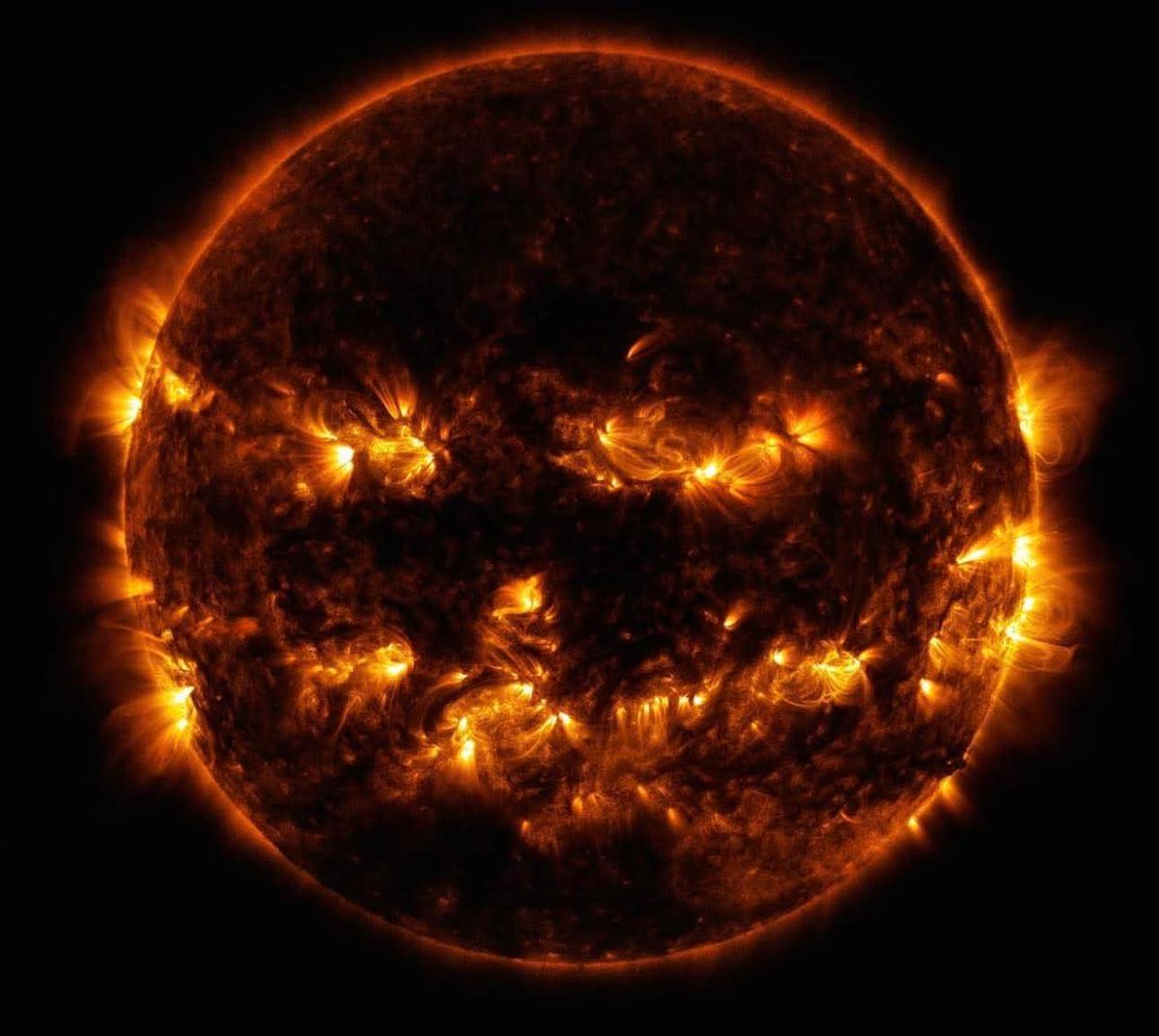 deanponcee's tweet photo. Happy Halloween! 🎃

📸 NASA/GSFC/SDO https://t.co/6c3XKVeVrA