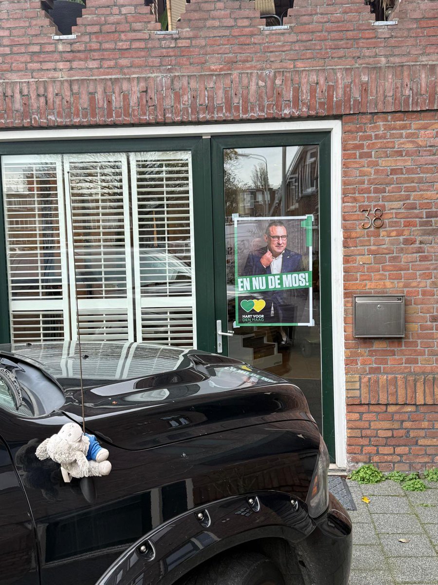 Hang je ineens achter het raam bij <a href="/JelleMeinesz/">Jelle Meinesz💚💛</a> met onze nieuwe campagneposter richting de #gemeenteraadsverkiezingen2026 #EnNuDeMos hartvoordenhaag.nl/en-nu-de-mos-h…