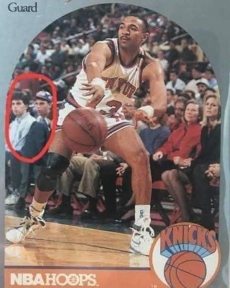 Los hermanos que aparecen en este cromo, protagonizan una serie en Netflix. En el momento de la foto, estaban gastando el patrimonio de sus padres, a los que habían asesinado a sangre fría.

“Monstruos: La historia de Lyle y Erik Menendez”