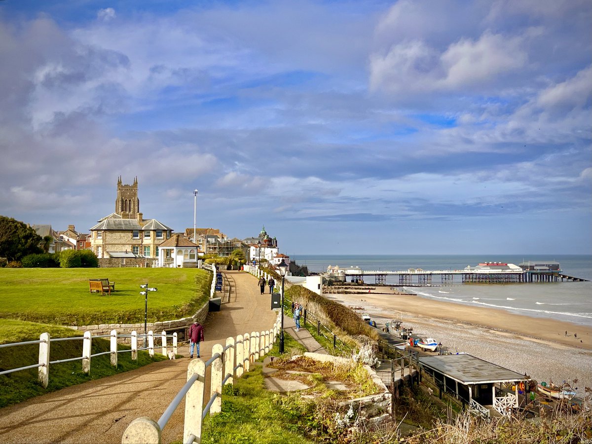 TractorWalking's tweet image. Blue sky and clouds over Cromer this morning… @WeatherAisling @StormHour @metoffice #loveukweather #Cromer #Norfolk