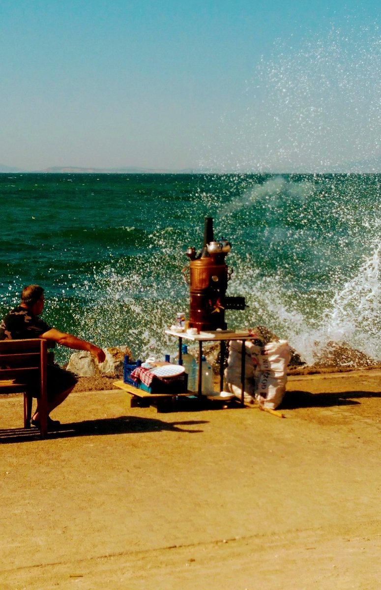 an ki küçücük ve biriciktir;
zamanın durduğu yerde genişler...